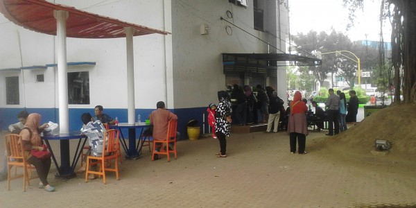 Sembari memproses STNKB, keluarga menunggu di kursi alun alun yang nyaman